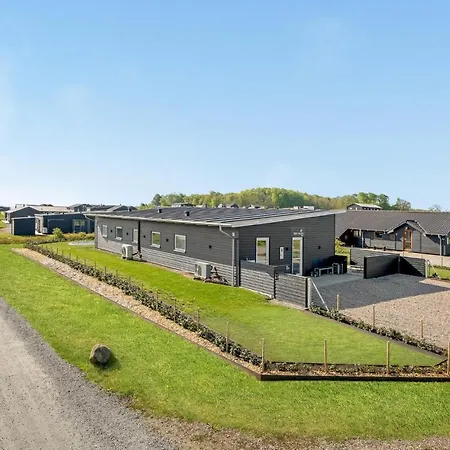 Dom wakacyjny Four-bedroom In *