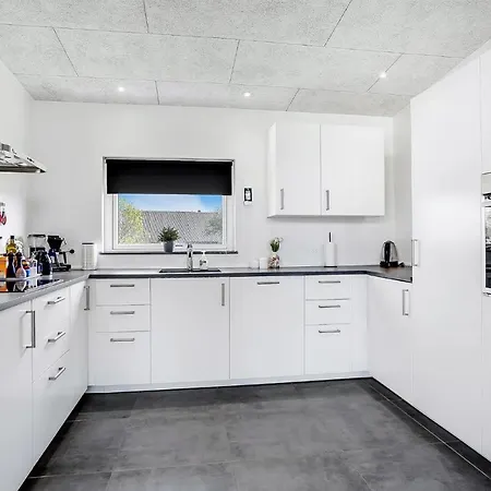 Four-bedroom In Dom wakacyjny *