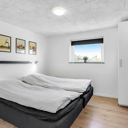 Pet Friendly In With Kitchen